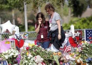 Empleadas de la escuela secundaria Marjory Stoneman Douglas regresan a la institución en Parkland, Florida, el viernes 23 de febrero de 2018, por primera vez desde que 17 personas murieron baleadas en un tiroteo Foto: Mike Stocker / South Florida Sun-Sentinel vía AP.