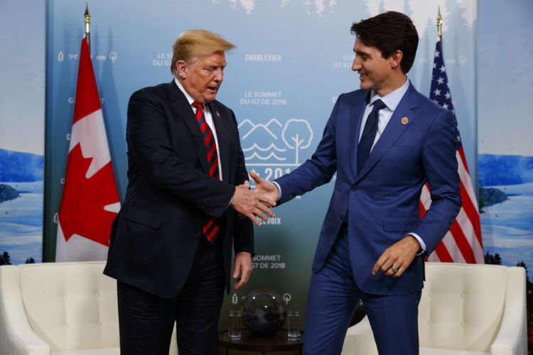 El presidente de Estados Unidos, Donald Trump, estrecha la mano del primer ministro de Canadá, Justin Trudeau, durante una reunión en la cumbre del G-7, el viernes 8 de junio de 2018 en Charlevoix, Canadá. Foto: Evan Vucci / AP.