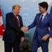 El presidente de Estados Unidos, Donald Trump, estrecha la mano del primer ministro de Canadá, Justin Trudeau, durante una reunión en la cumbre del G-7, el viernes 8 de junio de 2018 en Charlevoix, Canadá. Foto: Evan Vucci / AP.