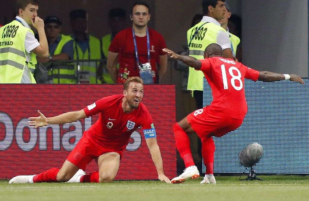 Harry Kane, de la selección de Inglaterra, festeja con su compañero Ashley Young (8), después de anotar el gol del triunfo sobre Túnez en el Mundial, el lunes 18 de junio de 2018. Foto: Frank Augstein / AP.