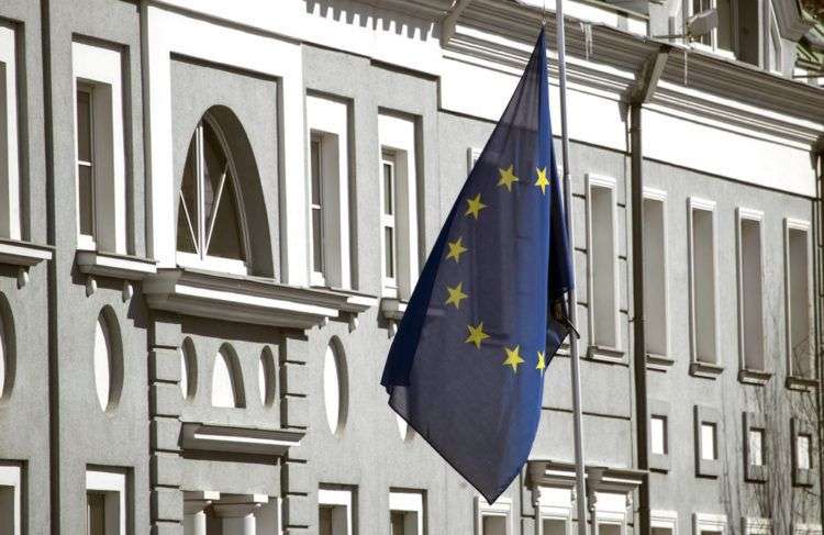 La bandera de la Unión Europea ondea enfrente de la misión de la UE en Moscú, Rusia. Foto: Pavel Golovkin / AP.