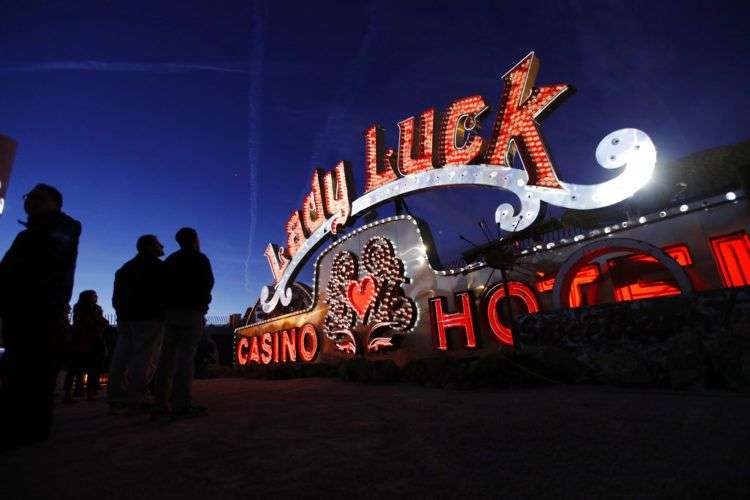 Proyectores iluminan letreros desconectados en el Museo del Neón, en Las Vegas. A partir del jueves, los visitantes del museo podrán ver históricos letreros de neón venidos a menos brillar de nuevo, en una exhibición de realidad aumentada. Foto: John Locher / AP.