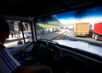 Bancas de estudiantes bloquean el acceso a vehículos durante comicios presidenciales en Caracas, el domingo 20 de mayo de 2018. Foto: Ariana Cubillos / AP.