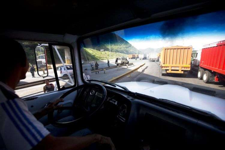 Bancas de estudiantes bloquean el acceso a vehículos durante comicios presidenciales en Caracas, el domingo 20 de mayo de 2018. Foto: Ariana Cubillos / AP.