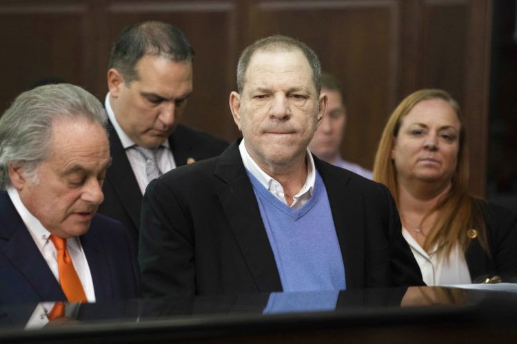 Harvey Weinstein comparece en un tribunal en Nueva York el 25 de mayo de 2018 bajo cargos de violación y violencia sexual. Foto: Steven Hirsch / New York Post vía AP.