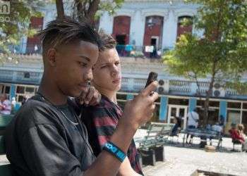 Adolescentes en una zona Wifi en Cuba. Foto: Otmaro Rodríguez.