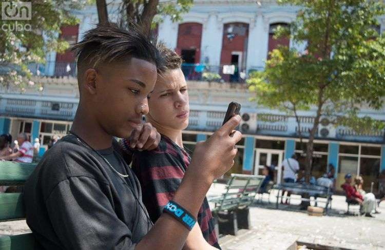 Adolescentes en una zona Wifi en Cuba. Foto: Otmaro Rodríguez.