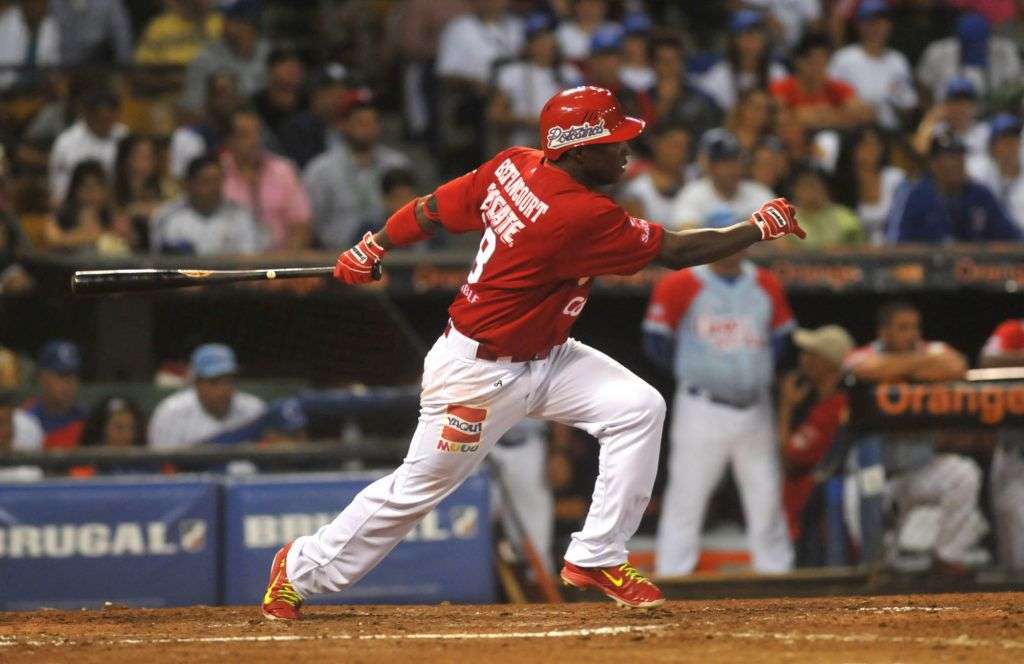 Yuniesky Betancourt jugará en la Liga Mexicana con los Leones de Yucatán. Foto: leones.mx.