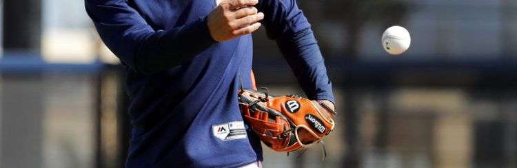 Yuli Gurriel, participa en un entrenamiento de pretemporada. Foto: Jeff Roberson / AP.