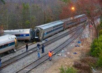 Autoridades examinan las causas de un choque de trenes en Cayce, Carolina del Sur, este 4 de febrero de 2018. Foto: Tim Dominick / The State vía AP.