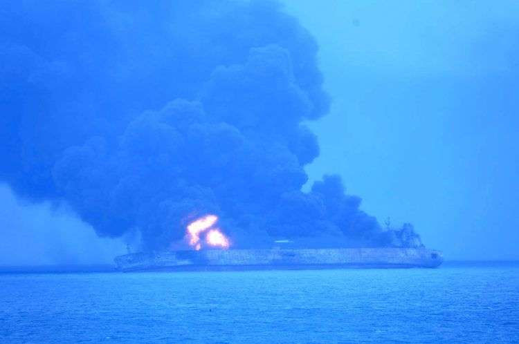 El petrolero con bandera panameña Sanchi arde tras una colisión con un mercante hongkonés cerca de la costa oriental china, el domingo 7 de enero de 2018. Foto: Guardia Costera de Corea del Sur via AP.