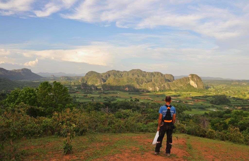 Ariel Ruiz Urquiola en su finca de Viñales.