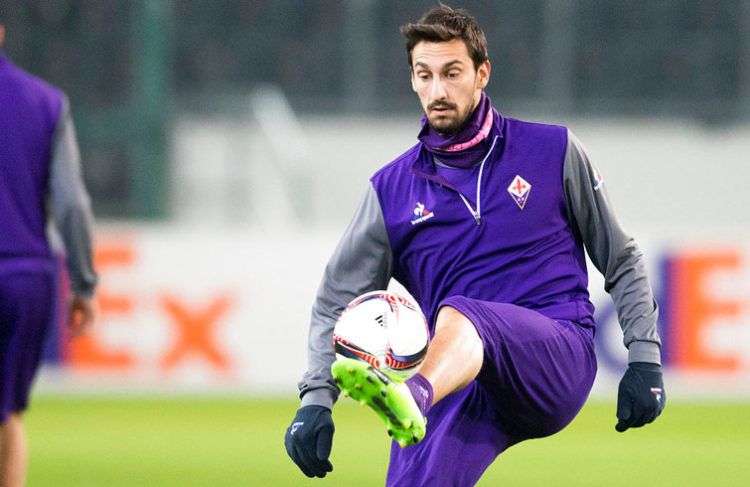 Davide Astori, fallecido este domingo, fue despedido en Florencia por su familia, sus compañeros en el fútbol y los seguidores de la Fiorentina. Foto: Marius Becker / DPA vía AP / Archivo.