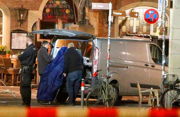 Paramédicos trabajan frente a un restaurante en Münster, Alemania, este domingo 8 de abril de 2018 luego de que un vehículo arremetió contra una multitud. Foto: David Young / dpa vía AP.