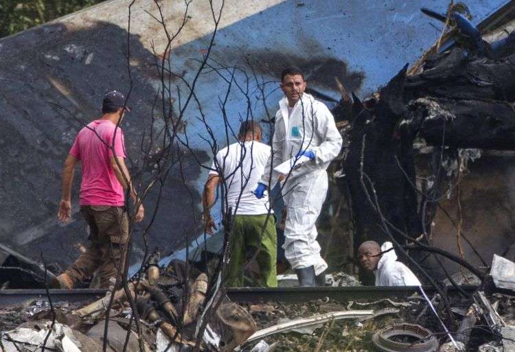 Forenses y agentes del ministerio del Interior remueven los restos de un Boeing 737 accidentado en La Habana el 18 de mayo de 2018. Foto: Desmond Boylan / AP / Archivo.