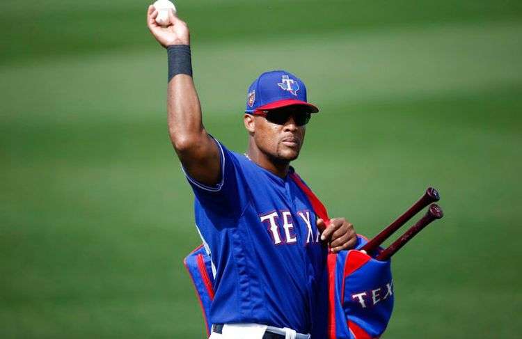 Adrián Beltre, de los Rangers de Texas, será uno de los peloteros con 20 o más campañas en la MLB esta temporada, junto a su compañero Bartolo Colón. Foto: Ross D. Franklin / AP.