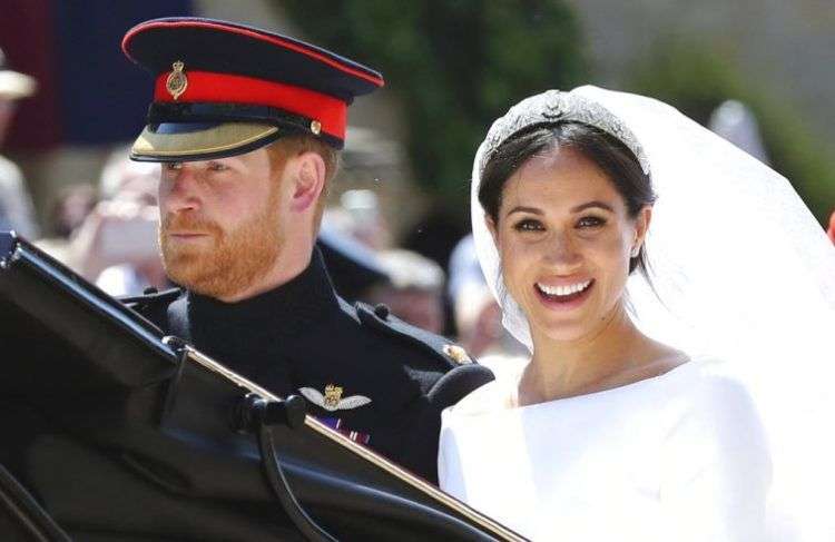 El príncipe Enrique y Meghan Markle salen de la Capilla de San Jorge tras la ceremonia de su boda, en el Castillo de Windsor, el sábado 19 de mayo del 2018. (Gareth Fuller/pool photo via AP)