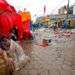 Vendedores callejeros cerca del lugar donde explotó un cilindro de gas en Oruro, Bolivia, que provocó ocho fallecidos y 40 heridos. Foto: Juan Karita / AP.