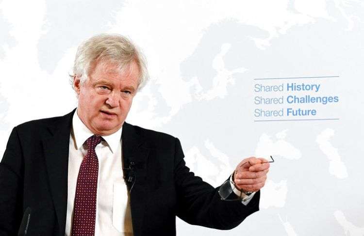 El principal negociador británico del Brexit, David Davis, habla en Viena este martes 20 de febrero de 2018, durante una gira por las capitales europeas en busca de acuerdos comerciales y de seguridad. Foto: Roland Schlager / Pool vía AP.