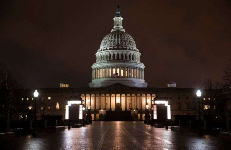 Vista del Capitolio tras una noche de negociaciones presupuestarias, en Washington, este 21 de marzo de 2018. Foto: J. Scott Applewhite / AP.