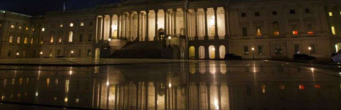 El Senado de Estados Unidos aprobó en la madrugada del 9 de febrero de 2018 un masivo acuerdo presupuestario bipartidista y una ley de gasto para poner fin a un breve cierre gubernamental. El plan pasó a la Cámara de Representantes. Foto: Jon Elswic / AP.