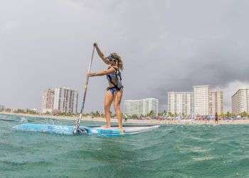 Victoria Burgess practicando el Stand Up Paddleboarding en Florida, EE.UU. Foto: supworldmag.com