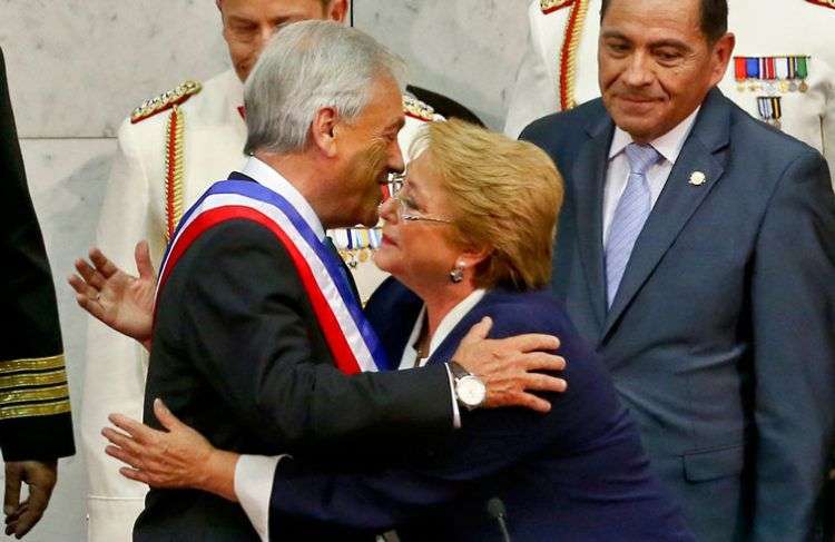 Sebastián Piñera, el nuevo presidente de Chile, izquierda, y la mandataria saliente Michelle Bachelet se abrazan durante la ceremonia de juramentación de Piñera en el Congreso en Valparaíso, Chile, el domingo 11 de marzo de 2018. Foto: Esteban Félix / AP.