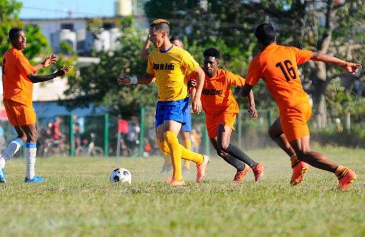 Ciego de Ávila (de amarillo), primero del Grupo 3, y Villa Clara (naranja), último del torneo, han sido las dos caras de la moneda en la primera fase de la Liga Cubana de Fútbol. Foto: Alejandro García / Invasor.