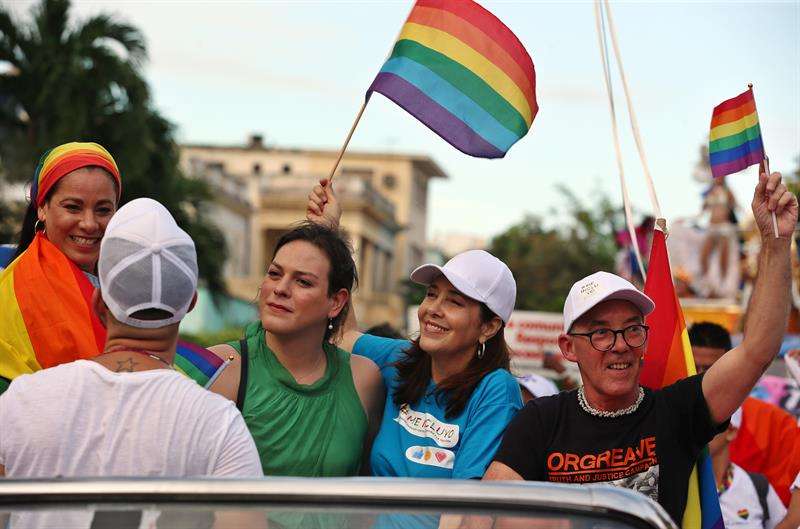 La directora del Centro Nacional de Educación Sexual (Cenesex), Mariela Castro y la actriz chilena Daniela Vega encabezaron la Conga Cubana Contra la Homofobia ayer sábado, en La Habana. Foto: Alejandro Ernesto/EFE.