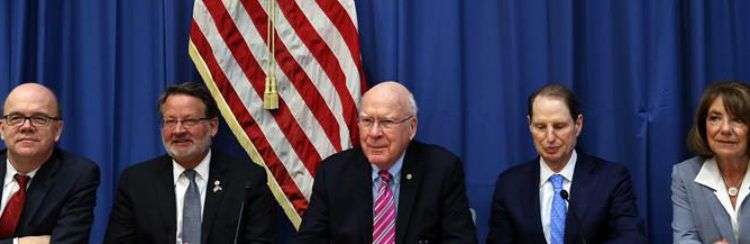 Los senadores estadounidenses Patrick Leahy (c), por el estado de Vermont; Gary Peters (2-i), por Michigan, y Ron Wyden (d), por Oregón, participan junto a los representantes Jim McGovern (i), de Massachusetts, y Susan Davis (d), de California, en rueda de prensa hoy, en la embajada de Estados Unidos, en La Habana. Foto: Alejandro Ernesto / EFE.