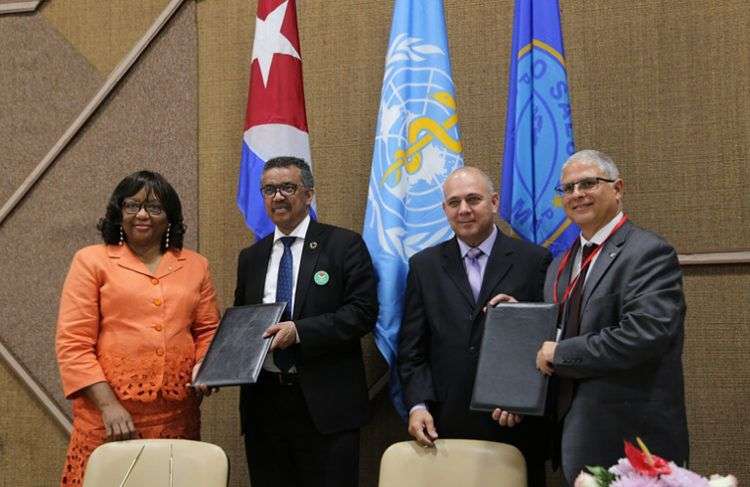 De izquierda a derecha, la Directora de la OPS, Carissa F. Etienne, el Director General de la OMS, el vicepresidente y ministro de Salud de Cuba, Roberto Morales Ojeda, y el representante de la OPS/OMS en Cuba, Cristian Morales, tras la firma de convenios entre la Isla y los organismos internacionales. Foto: paho.org.