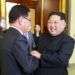 El líder norcoreano Kim Jong Un (derecha), saluda al director de seguridad nacional de Corea del Sur, Chung Eui-yong (izquierda), durante una visita de este último a Pyongyang. Foto: Agencia Central Coreana de Noticias vía AP.