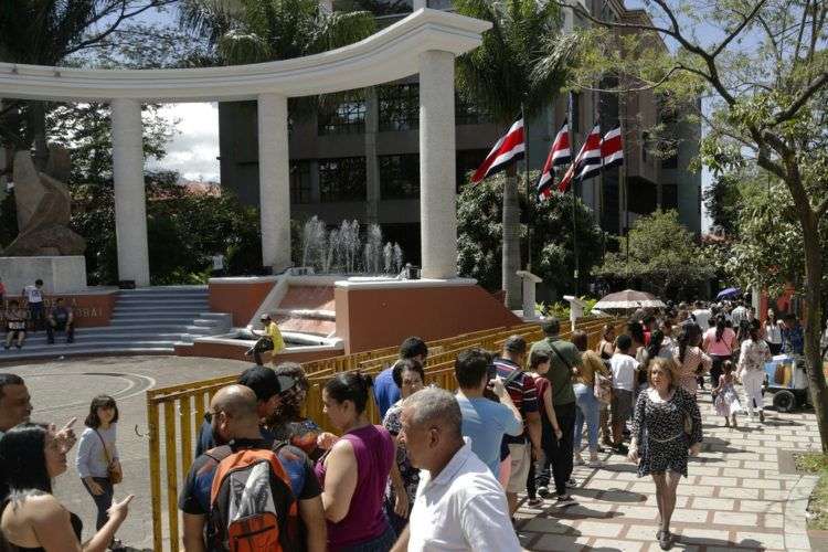 Personas esperan para recibir su identificación de voto en el Tribunal Supremo Electoral, en San José, el sábado 3 de febrero de 2018. Foto: Arnulfo Franco / AP.