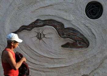 Un hombre camina frente a una obra de arte callejero este 7 de junio del 2018, en La Habana Foto: Yander Zamora / EFE.