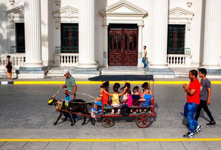 Cuentapropista en Santa Clara, Cuba. Foto: Desmond Boylan / AP.