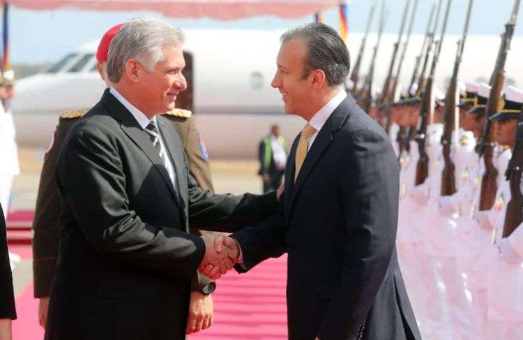 El presidente cubano, Miguel Díaz-Canel (izq) fue recibido en Caracas por el vicepresidente de Venezuela Tareck El Aissami. Foto: @ViceVenezuela / Twitter.