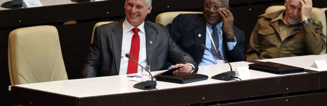 Díaz-Canel (izq-delante) escucha junto a otros integrantes del Consejo de Estado el discurso de Raúl Castro en la Asamblea Nacional. Foto: Alejandro Ernesto / Pool / EFE.