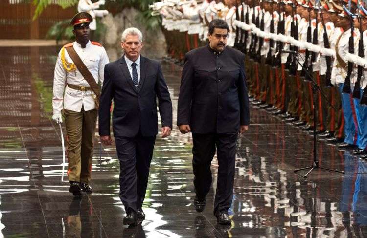 El presidente de Cuba, Miguel Díaz-Canel, y su homólog de Venezuela, Nicolás Maduro, durante una ceremonia de bienvenida en el Palacio de la Revolución en La Habana, Cuba, el sábado 21 de abril de 2018. Foto: Ramón Espinosa / AP.