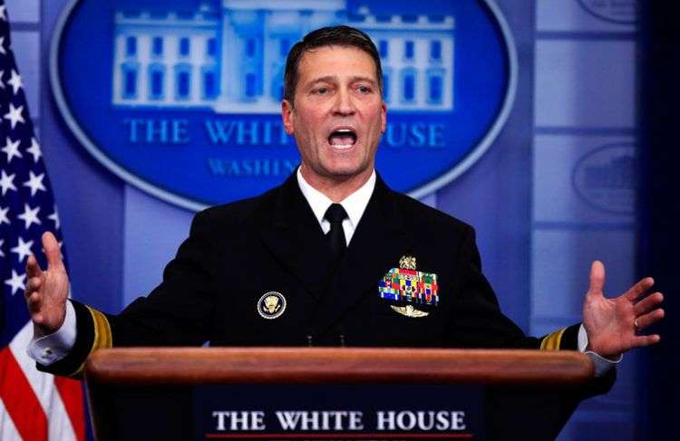 El doctor Ronny Jackson, de la Marina, presentó este martes el informe de la primera revisión médica de Donald Trump como presidente. Foto: Manuel Balce Ceneta / AP.