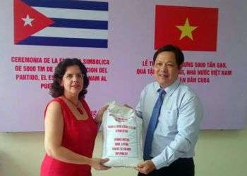 Entrega simbólica de la donación de 5,000 toneladas de arroz por parte de Vietnam a Cuba. Foto: Minrex.