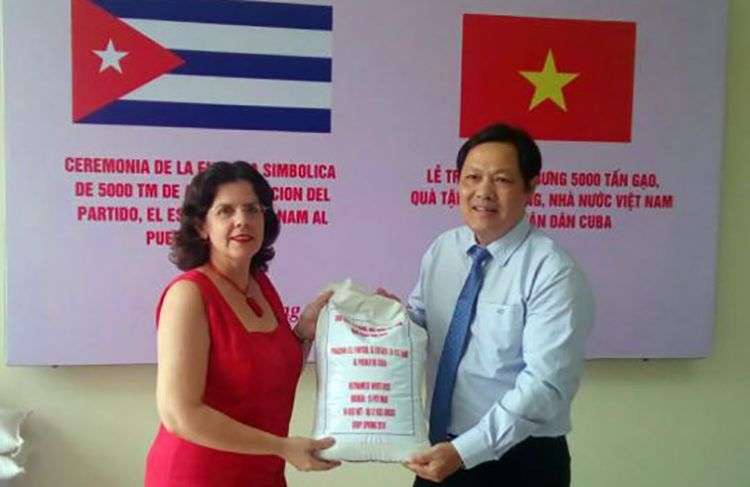 Entrega simbólica de la donación de 5,000 toneladas de arroz por parte de Vietnam a Cuba. Foto: Minrex.