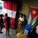 Dos mujeres buscan sus nombres en una lista de electores en un centro de votación durante los comicios municipales en La Habana este domingo 26 de noviembre. Foto: Ramón Espinosa / AP.