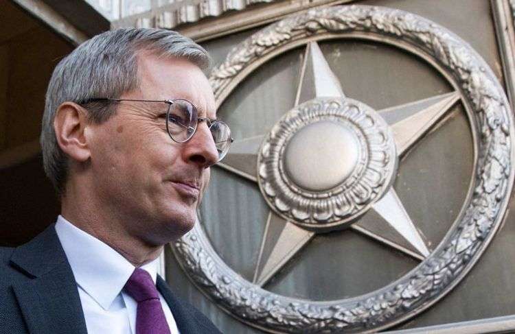 El embajador de Gran Bretaña en Rusia, Laurie Bristow, a su salida de una reunión en el edificio del Ministerio de Exteriores ruso en Moscú, este17 de marzo de 2018. Foto: Pavel Golovkin / AP.