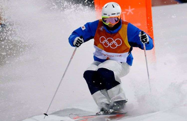 El esquiador surcoreano Choi Jae-woo, ahora vetado por acoso sexual, durante una prueba de calificación de los Juegos Olímpicos de Invierno de Pyeongchang, Corea del Sur. Foto: Lee Jin-man / AP / Archivo.