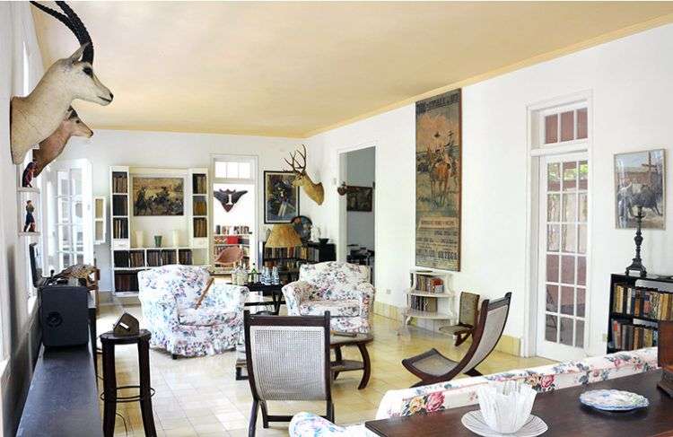 Salón interior de Finca Vigía en La Habana, donde vivió el Premio Nobel de Literatura Ernest Hemingway. Foto: Impact Vacations.