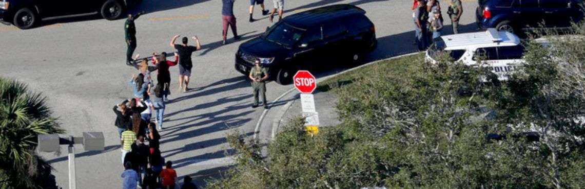 Estudiantes salen con las manos arriba de la escuela secundaria Marjory Stoneman Douglas, en Florida, después del tiroteo del pasado 14 de febrero. Foto: Mike Stocker / South Florida Sun-Sentinel vía AP.