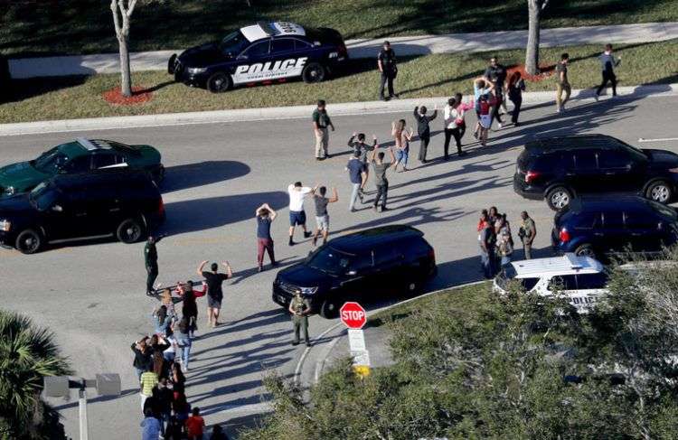 Estudiantes salen con las manos arriba de la escuela secundaria Marjory Stoneman Douglas, en Florida, después del tiroteo del pasado 14 de febrero. Foto: Mike Stocker / South Florida Sun-Sentinel vía AP.