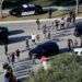 Estudiantes salen con las manos arriba de la escuela secundaria Marjory Stoneman Douglas, en Florida, después del tiroteo del pasado 14 de febrero. Foto: Mike Stocker / South Florida Sun-Sentinel vía AP.