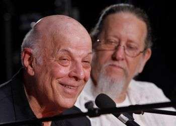 El músico estadounidense Charles Fox (i) habla junto al músico cubano Edecio Alejandro (d) durante una rueda de prensa este domingo 24 de junio de 2018, en La Habana. Foto: Yander Zamora / EFE.