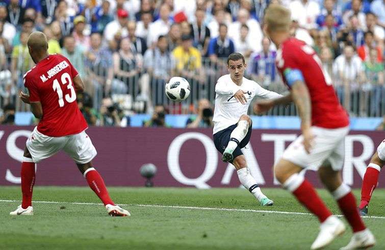 El delantero francés Antoine Griezmann (centro) remata en el partido de su equipo contra Dinamarca en el estadio Luzhniki en Moscú, este 26 de junio de 2018. Foto: David Vincent / AP.